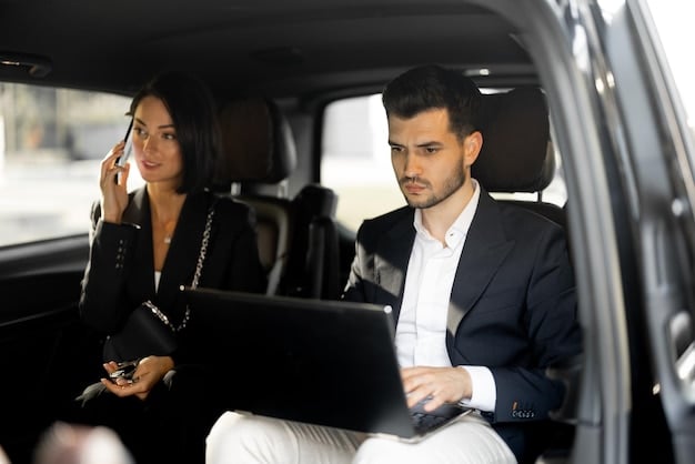 Dos profesionales en el asiento trasero de un servicio de taxi premium.